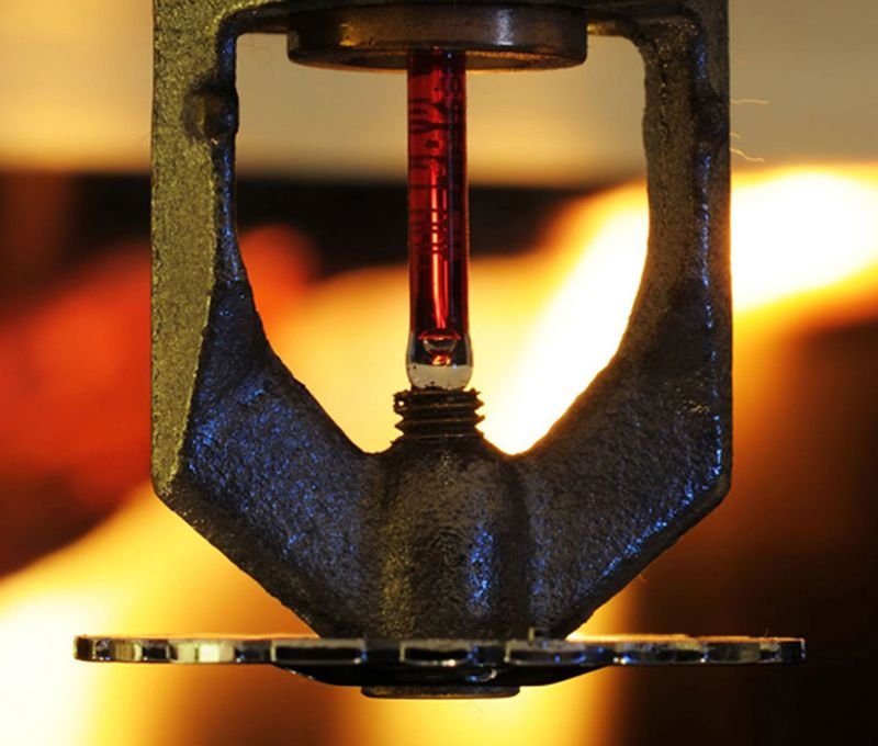 Tavana monte yangın söndürme sprinkleri yakın plan