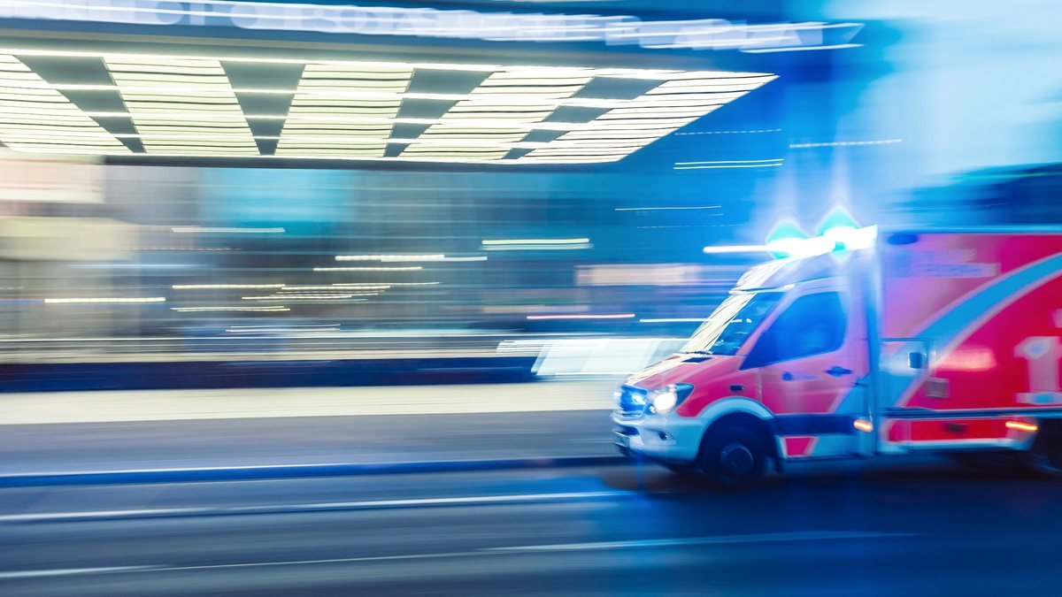 Acil çağrıya giden ambulans