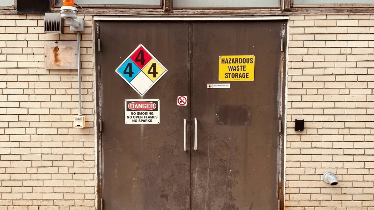 Tehlikeli madde deposu kapısında tehlike işaretleri
